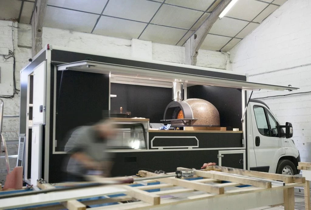 Installation d'un four à pizza dans votre camion
