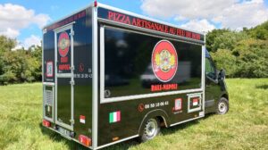 Camion pizza artisanales, équipé four rouge