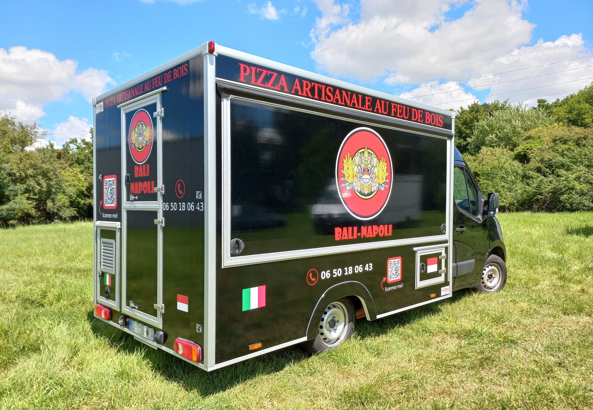 Camion pizza artisanales, équipé four rouge Camion pizza www.ecomag-france.fr 2