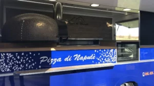 Camion pizza Nissan bleu Nv400