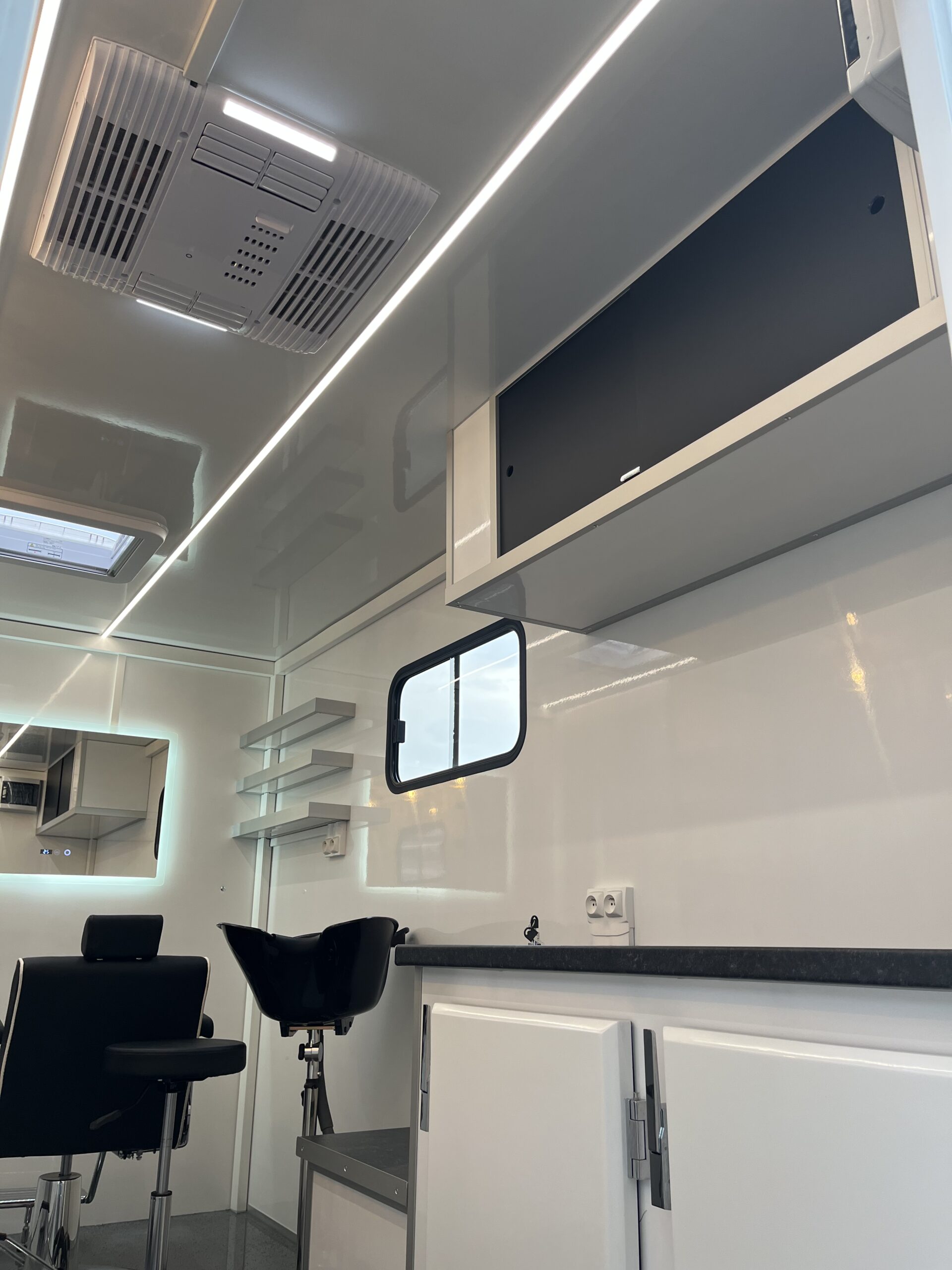 Zone produits et hygiène camion coiffeur aménagé | Ecomag