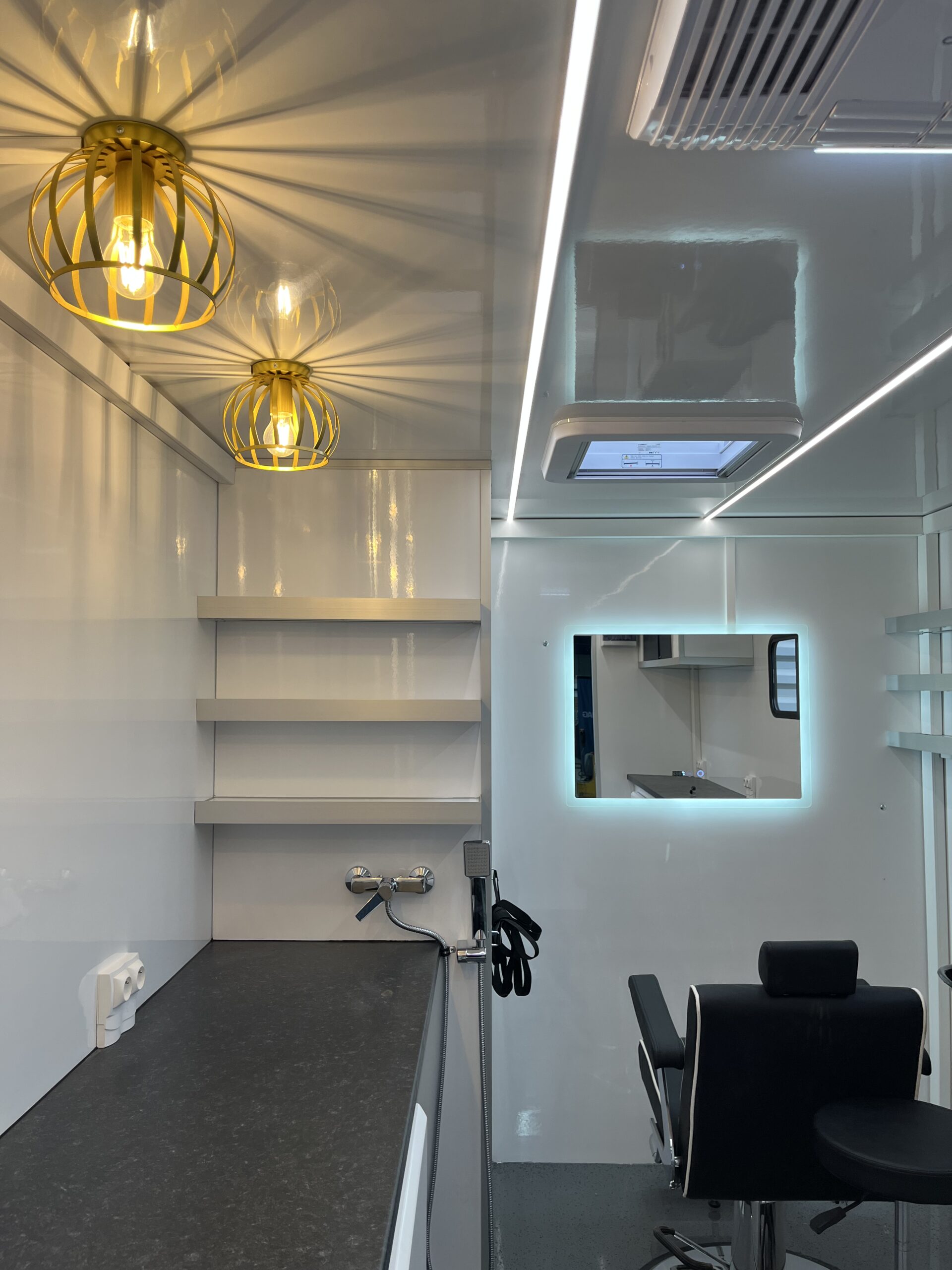 Espace technique et matériel électrique camion coiffeur aménagé | Ecomag