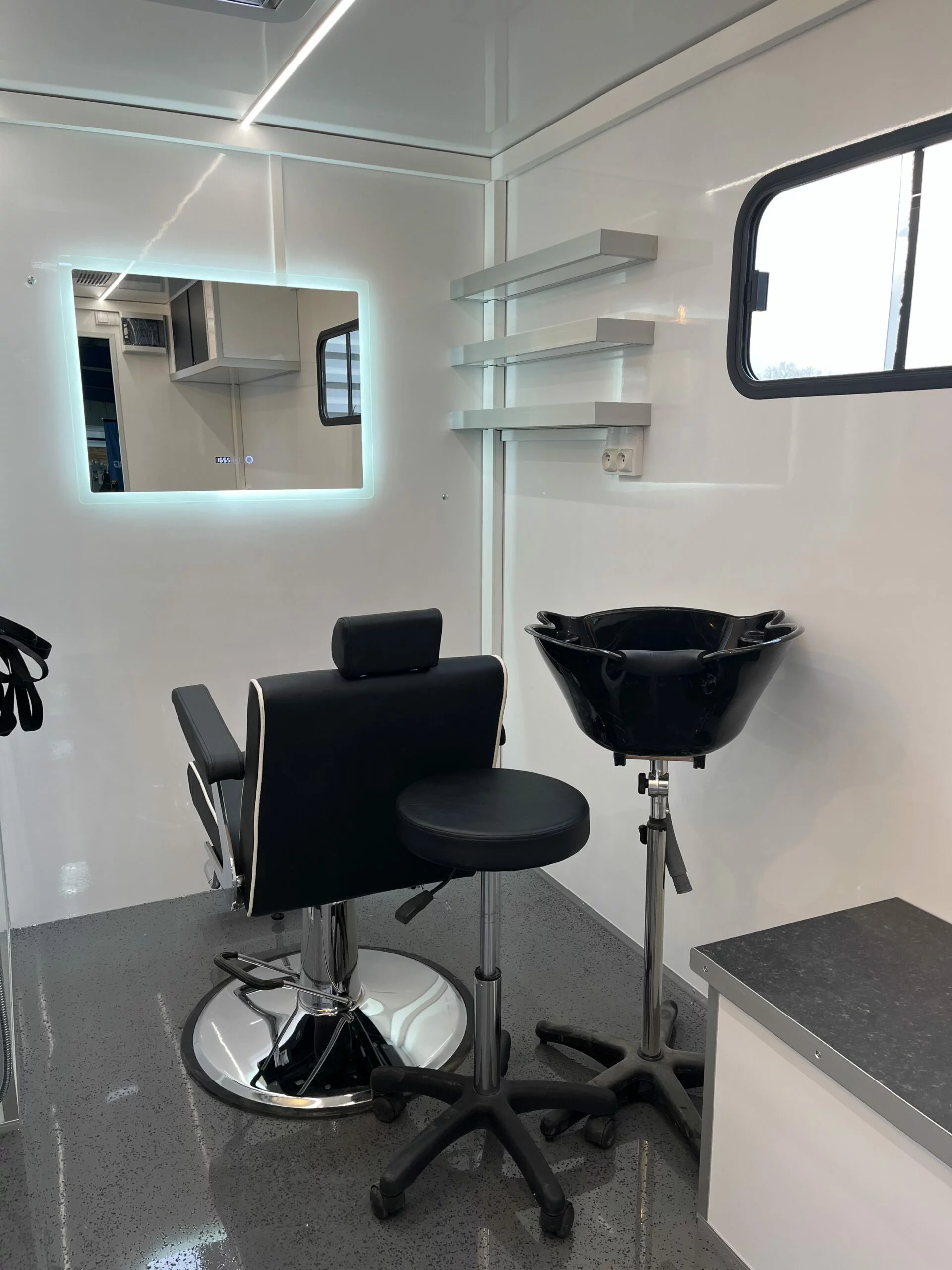 Espace coiffure camion coiffeur aménagé | Ecomag