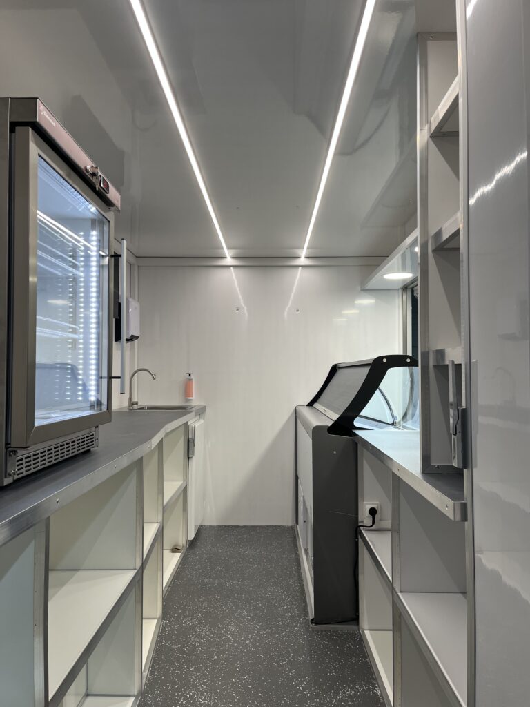 Vue intérieure d'un camion glace aménagé | Ecomag