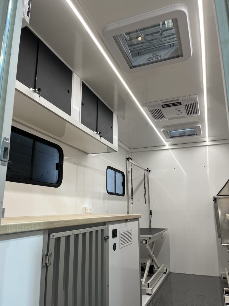 Salon de toilettage mobile aménagé | Ecomag